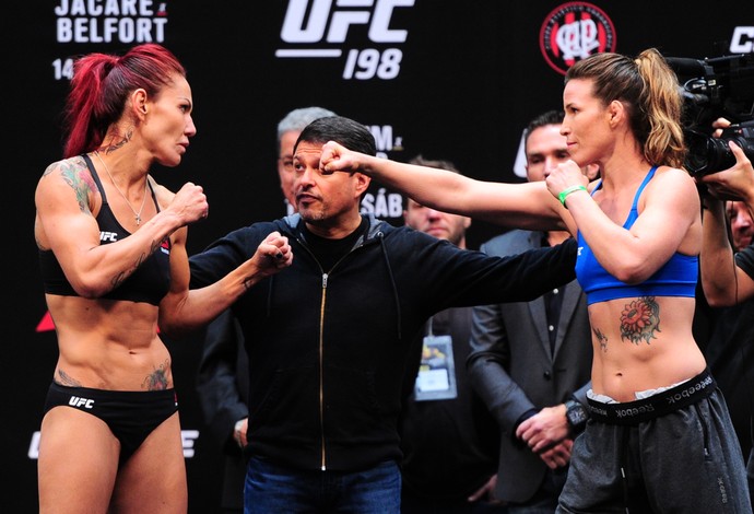 Encarada Cris Cyborg Leslie Smith UFC 198 (Foto: Jason Silva) Encarada Cris Cyborg Leslie Smith UFC 198 (Foto: Jason Silva)
