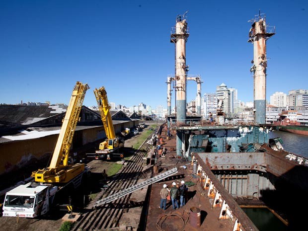 Embarcação ancorada em Porto Alegre começa a ser desmontada (Foto: Claudio Fachel/Divulgação, Palácio Piratini)