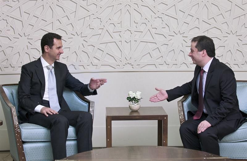 O presidente da Síria, Bashar al-Assad, se reúne com o deputado da oposição Maher Abdel Hafez Hayar, em Damasco. Na semana passada Assad foi reeleito presidente da Síria com quase 90% dos votos