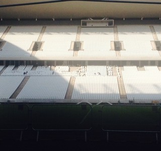 Arena tem cadeiras retiradas para instalação de camarote da Fifa