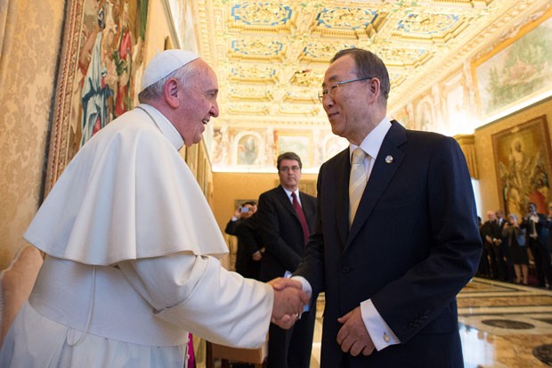 O Papa Francisco cumprimenta o secretário-geral da ONU, Ban Ki-Moon, durante encontro no Vaticano (Foto: L'Osservatore Romano/AP)