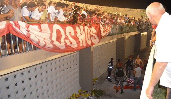 Torcedor do Auto Esporte cai em fosso do Estádio Almeidão em jogo do Campeonato Paraibano 2014 (Foto: Hévilla Wanderley / GloboEsporte.com/pb)