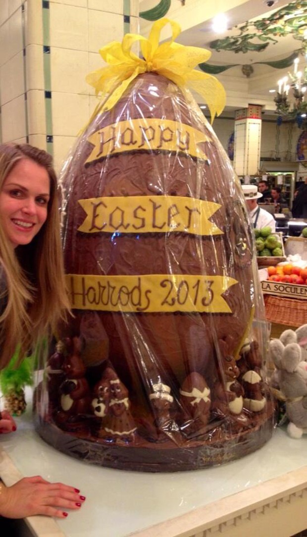 Suzana Werner posta foto com Ovo de Páscoa gigante (Foto: Twitter / Reprodução)