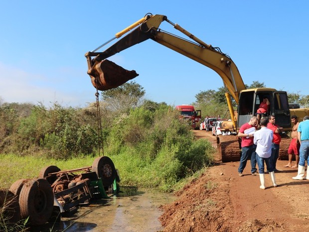 Máquina foi usada para o caminhão da lagoa  (Foto: Divulgação/ Vector News)