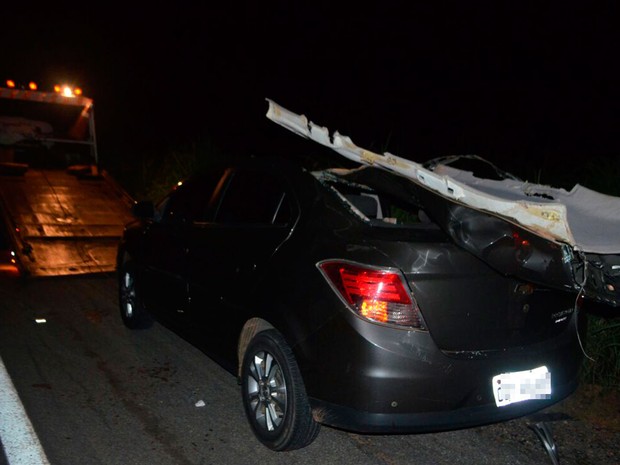 Teto de carro foi arrancado após batida na BR-242 (Foto: Blog SigiVilares)