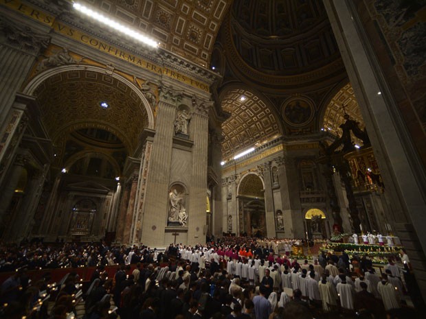 Na Basílica de São Pedro, fiéis seguram velas durante a Vigília Pascal (Foto: Filippo Monteforte/AFP)