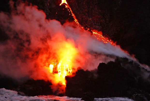Vulcão Kilauea começou a jogar lava no oceano no sábado (24) (Foto: Hugh Gentry/Reuters)