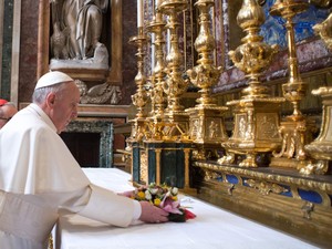 Papa Francisco I visita a Basílica de Santa Maria Maggiore, em Roma (Foto: Reuters/Osservatore Romano)