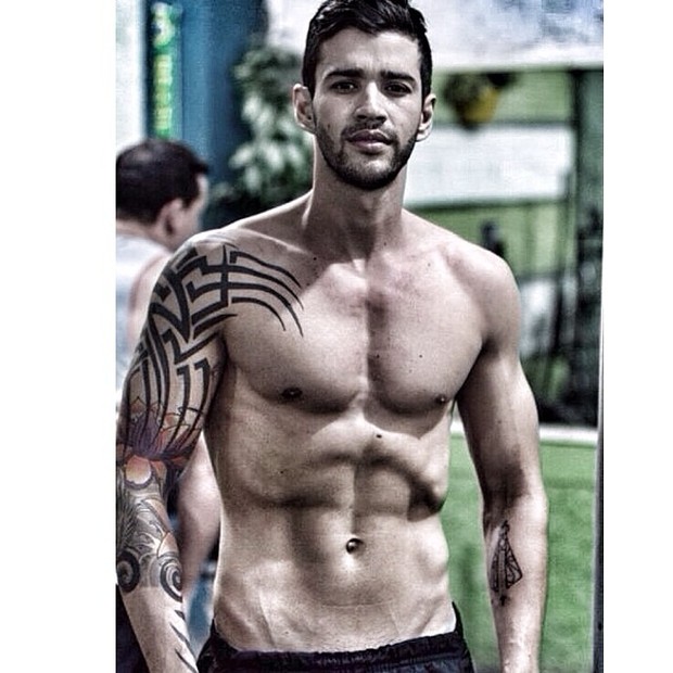 Gusttavo Lima posa sem camisa (Foto: Instagram/ Reprodução)