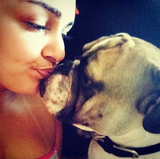 Mulher Melancia beija seu cachorro (Foto: Instagram)