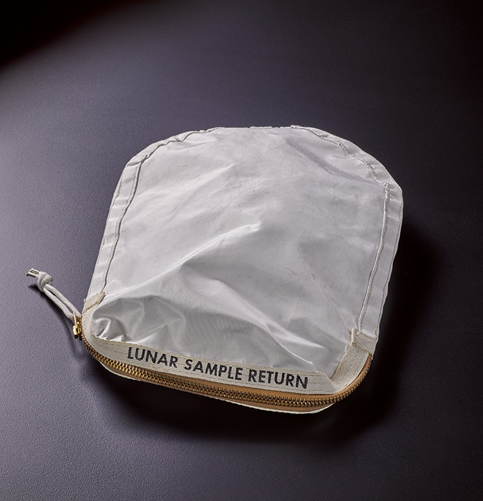 Bolsa usada por Neil Armstrong para coletar amostrar do solo lunar em 1969, durante a missão Apollo 11 (Foto: Divulgação)