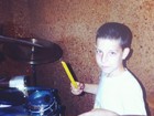 Di Ferrero posta foto da infância tocando bateria