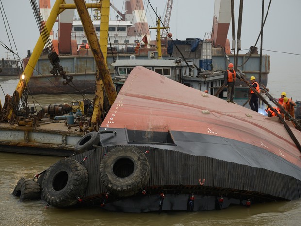 Equipes de resgate observam casco do rebocador que afundou na China (Foto: AFP)