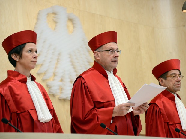 Gabriele Britz, Ferdinand Kirchhof e Reinhard Gaier,  juízes do Senado, antes de anunciar a decisão no Tribunal Constitucional Federal  (Foto: AFP PHOTO / ULI DECK GERMANY OUT)