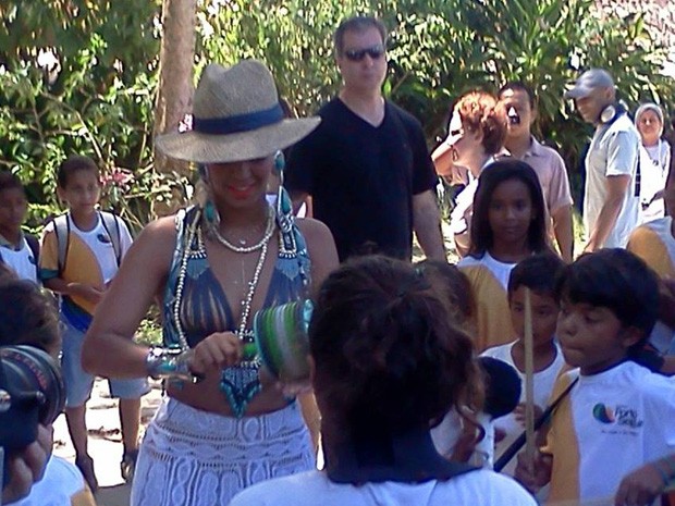 Beyoncé se diverte com crianças em Trancoso (Foto: Janaína Silva / Arquivo Pessoal)