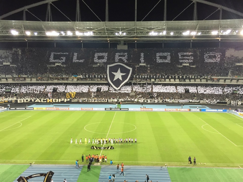 Torcida do Botafogo voltou a fazer festa com mosaico e a mensagem: 