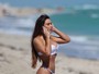 Patricia Jordane faz topless para pegar sol em praia de Miami 