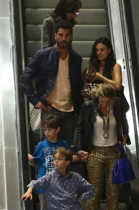 Isis Valverde vai ao shopping com o ator Uriel del Toro (Foto: Marcelo Sá Barreto/Ag News)