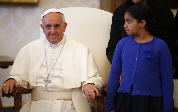 O Papa Francisco fala com a filho do presidente de Cabo Verde durante audiência nesta segunda-feira (3) no Vaticano (Foto: AFP)