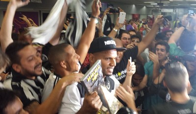 Jefferson chega ao Rio nos braços da torcida e deixa galera tocar na taça (Foto: Gustavo Rotstein/GloboEsporte.com)
