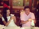 Mariana Rios comemora aniversário do pai com muito churrasco e sorvete