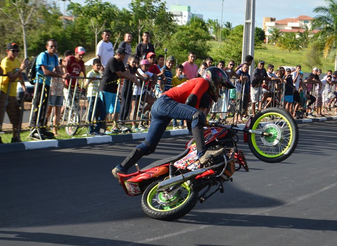 Motociclista quase no chão ao executar manobra de moto freestyle (Foto: Thiago Cabral)