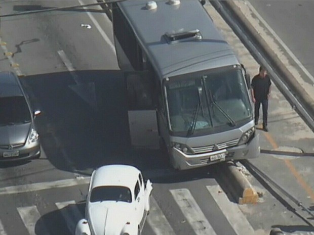 Ônibus da Sejus colidiu com veículo e invadiu meio-fio (Foto: TV Verdes Mares/Reprodução)