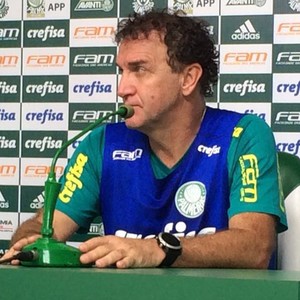 Cuca não antecipa escalação contra o Coritiba