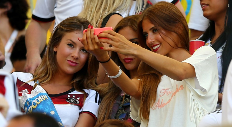 Selfie campeão das namoradas dos jogadores alemães Andre Schuerrle, Mario Gotze e Mats Hummels
