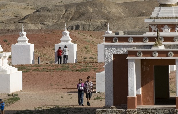 O Jardim das Estupas de Shambala é passagem obrigatória para o peregrino que visita o mosteiro Khamar. (Foto: © Haroldo Castro/Época) O Jardim das Estupas de Shambala é passagem obrigatória para o peregrino que visita o mosteiro Khamar. (Foto: © Haroldo Castro/Época)