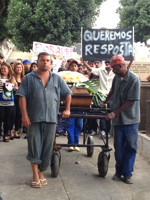Corpo é enterrado  (Foto: Marcelo Elizardo / G1)