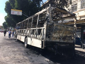 Ônibus foram queimados após protesto por morte de pelo menos um morador, segundo a PM (Foto: Janaina Carvalho/G1 Rio) Ônibus foram queimados após protesto por morte de pelo menos um morador, segundo a PM (Foto: Janaina Carvalho/G1 Rio)