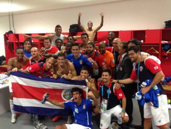 Costa Rica comemora vitória no vestiário (Foto: Reprodução)