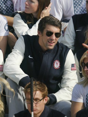 O ex-nadador Michael Phelps assiste ao discurso de Obama na Casa Branca (Foto: Reuters)