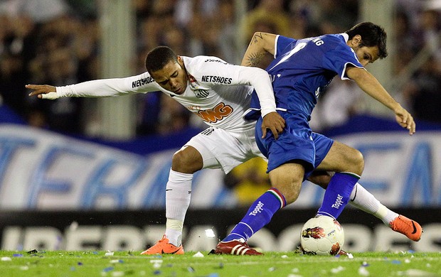 Adriano e Juan Martinez, Velez x Santos (Foto: Agência AP)