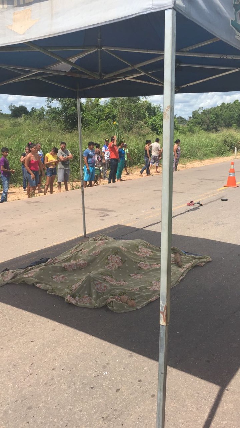 Tenda foi colocada para proteger corpo do sol durante espera por IML e perícia (Foto: Leandro da Silva/Arquivo pessoal)