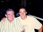 Hugh Jackman posta foto antiga ao lado do pai, Chris Jackman