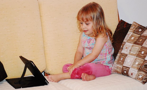 Sophie, de 2 anos e 8 meses, chama o iPad do pai de 'meu computador' (Foto: Arquivo Pessoal)