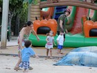 Eriberto Leão e Claudia Mauro brincam com os filhos em parquinho 