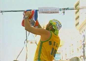 Bell desamarra camisa de Ricardo Chaves em fio durante o carnaval (Foto: Reprodução / TV Bahia)