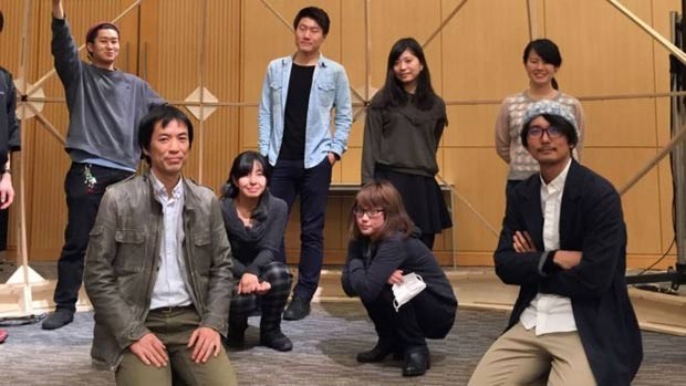 Narukawa (agachado na primeira fileira à esquerda) com alunos de seu laboratório na Universidade de Keio, em Tóquio (Foto: Gentileza Narukawa lab)