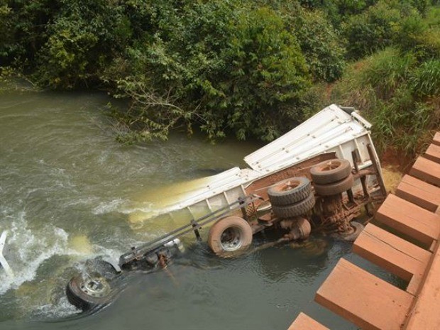 CaminhÃ£o caiu em rio em MT e motorista morreu (Foto: MT NotÃ­cias)