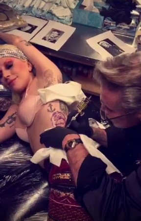 Lady Gaga homenageia David Bowie com tatuagem (Foto: Snapchat / Reprodução)