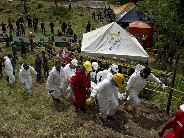 Equipe de resgate transporta o corpo de um dos mineiros mortos em alagamento de mina de ouro em Riosucio, na Colmbia, na sexta (15) (Foto: AFP Photo/Luis Robayo)