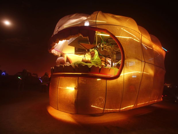 Carro batizador de 'The Sperminator' circula pelo espaço do festival Burning Man 2012, no deserto de Nevada, nos EUA  (Foto: Jim Urquhart/Reuters)