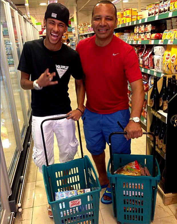 neymar ao lado do pai supermercado (Foto: Reprodução / Instagram)