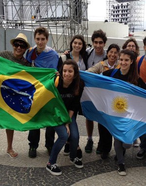 Jovens chegam cedo à praia de Copacabana para abertura da JMJ (Marcelo Elizardo/G1)