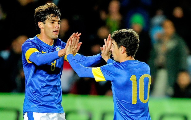 Oscar e Kaká comemoram gol do Brasil contra o Iraque (Foto: AFP)