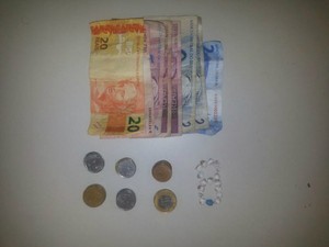 Drogas e dinheiro foram apreendidos com a suspeita. (Foto: Divulgação/PM de Avaré)