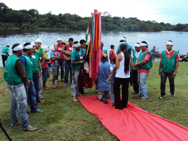 Coroa e bandeira do Divino sendo contempladas na comunidade de Carlinhos (Foto: Divulgação/ Palloma Cavalcanti)